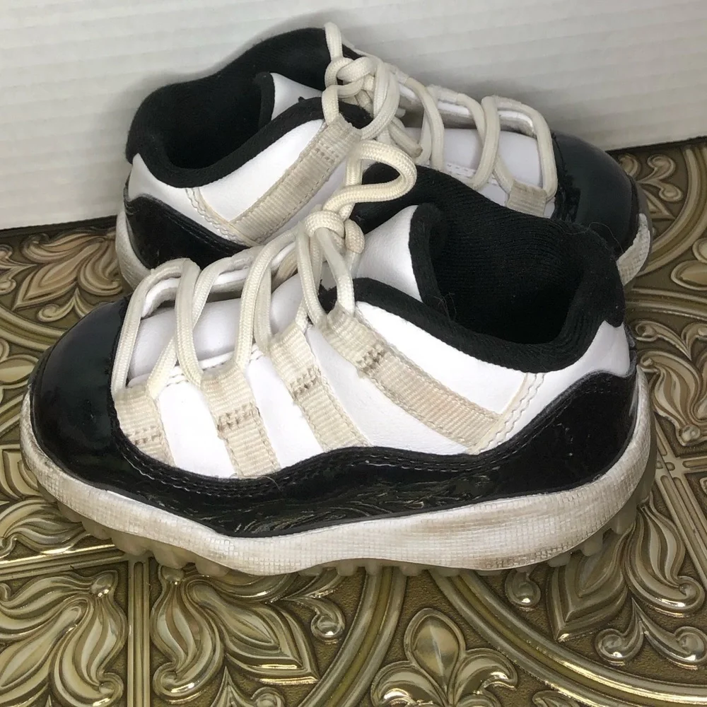 Jordan Kids Black and White Sneakers size 6C